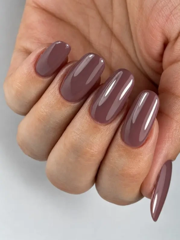 Paznokcie mauve w przygaszonym różowo-brązowym odcieniu