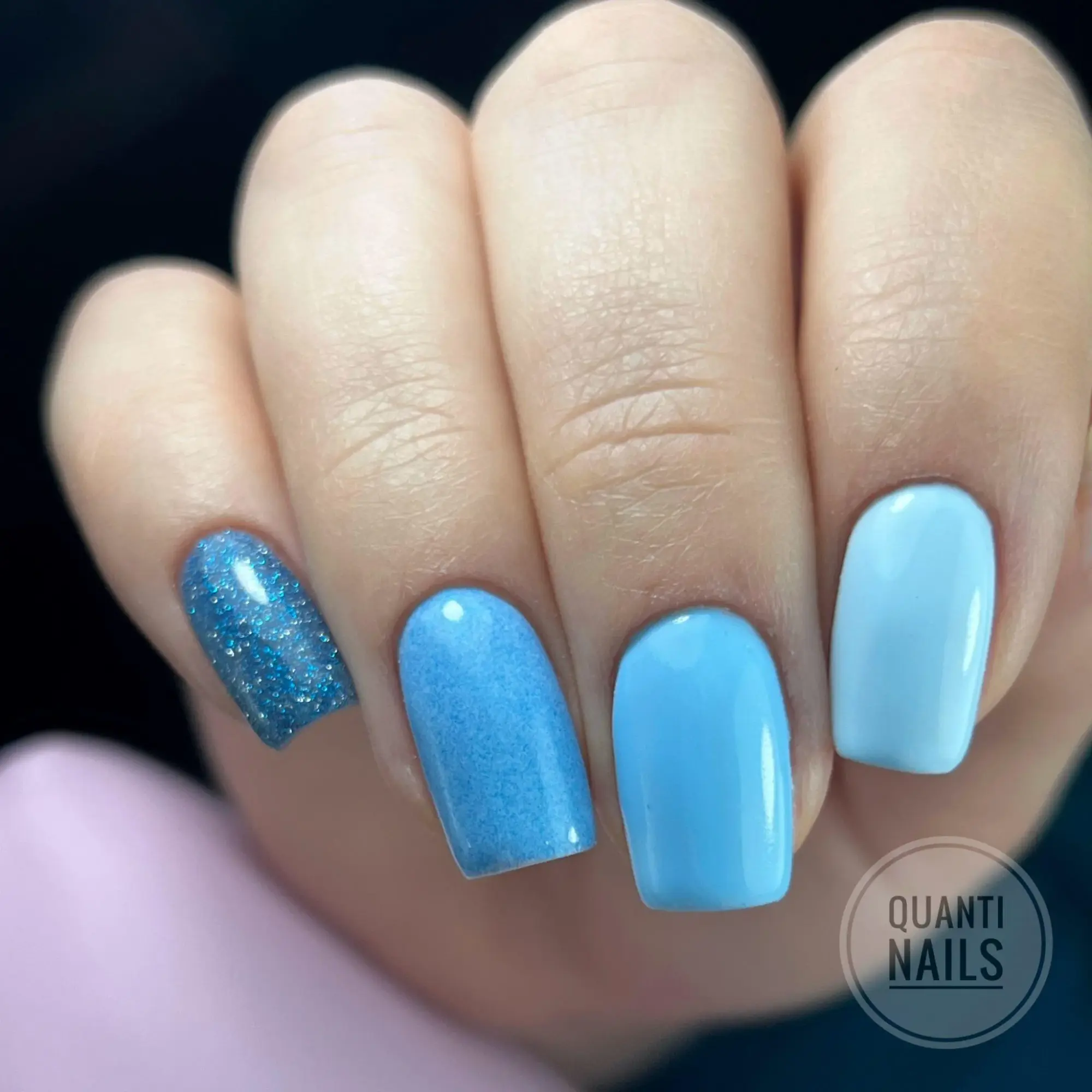 Błękitne paznokcie – najlepsze inspiracje na wiosenny manicure w tym odcieniu