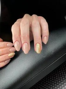 manicure hybrydowy w kolorze nude wykonany w salonie manicure Gdańsk Quanti Nails