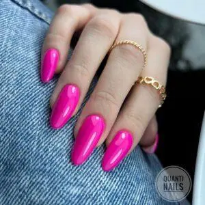 manicure paznokci na jeansowym tle