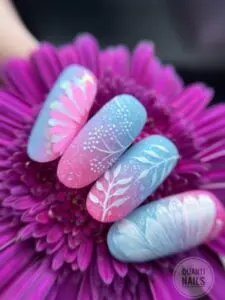 paznokcie w stokrotkach na tipsie - salon manicure Gdańsk