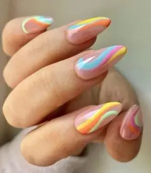Swirl nails. Kolorowa fala psychodelicznego trendu w wiosennym manicure.