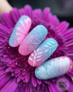 na zdjęciu jest manicure z motywem liści. Wykonano w salonie manicure, pedicure Quanti Nails w Gdańsku