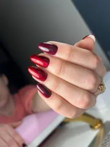 bordowe manicure z bliska