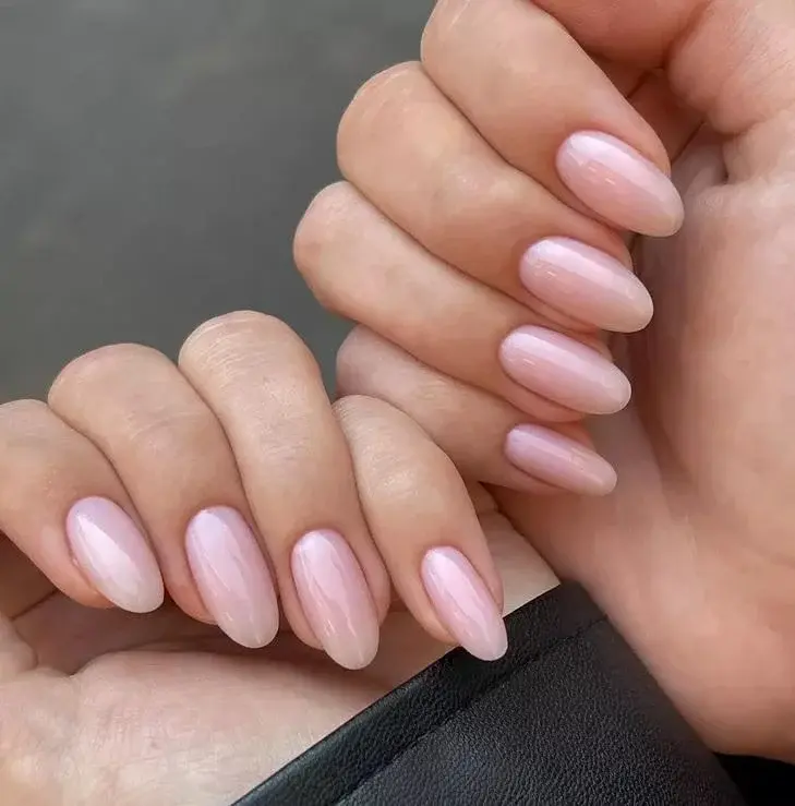 Strawberry Milkshake Nails: Nowa odmiana hitu sezonu, która podbija serca. Poznaj najnowszy trend!