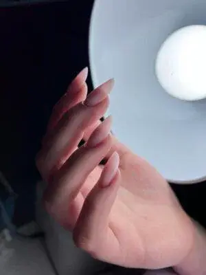 Jak często odnawiać hybrydowy manicure, aby zachować zdrowy stan paznokci? Jaki czas między zabiegami?