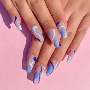 swirl nails w odcieniach koloru niebieskiego salon manicure Gdańsk błękitne paznokcie