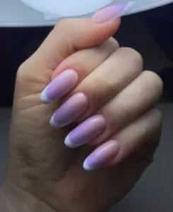 Zdjęcie przedstawiające paznokcie wykonane w salonie manicure w Gdańsku. Fombre to połączenie ombre i french manicure, które tworzą przejścia kolorów na paznokciach.