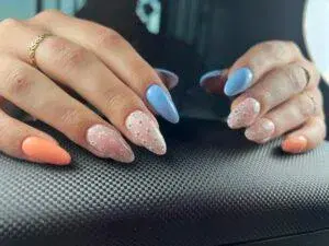 Wiosenny manicure – paznokcie w kwiaty czy w kropki? Urocze i kolorowe stylizacje na wiosnę 2023!