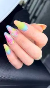 paznokcie w kwiatki na wiosnę salon manicure Gdańsk