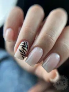 minimalistyczny manicure wykonany w Quanti Nails - salon manicure Gdańsk