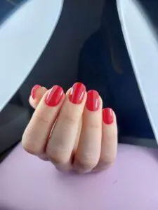 czerwone manicure hybrydowy z bliska wykonany w salonie manicure Gdańsk Quanti Nails