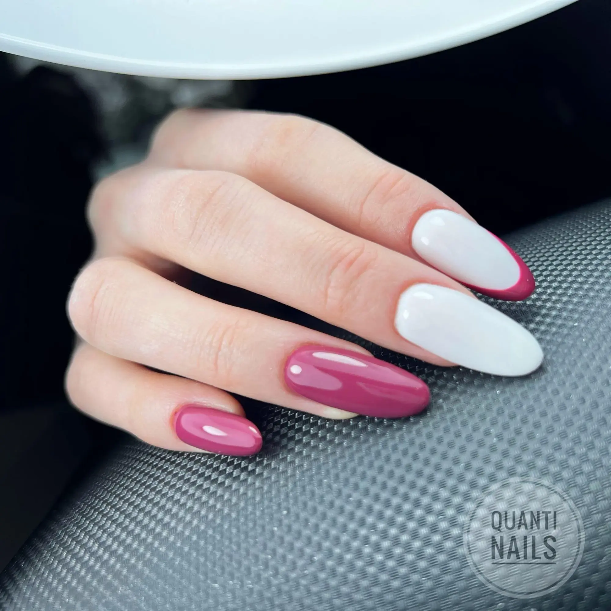 Pomysł na francuski manicure z kolorowymi końcówkami.