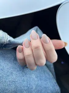 beżowy manicure hybrydowy wykonany w salonie manicure Gdańsk Quanti Nails