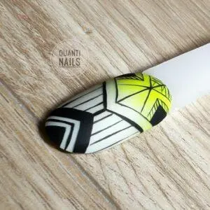 Na zdjęciu jest manicure z geometrycznym wzorem. Pracę wykonano w salonie manicure, pedicure Quanti Nails w Gdańsku.