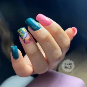 Na zdjęciu jest manicure z wzorkami. Pracę wykonano w salonie manicure, pedicure Quanti Nails w Gdańsku.